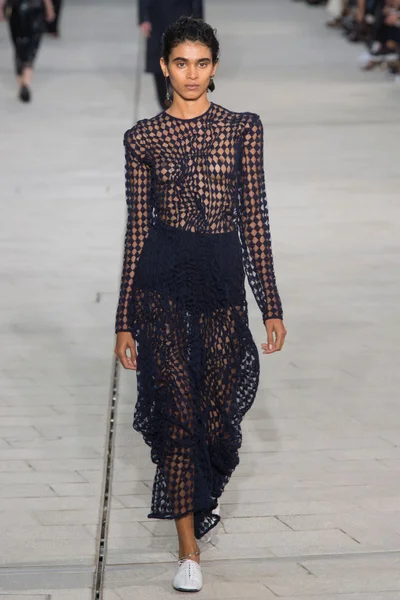 Look 16